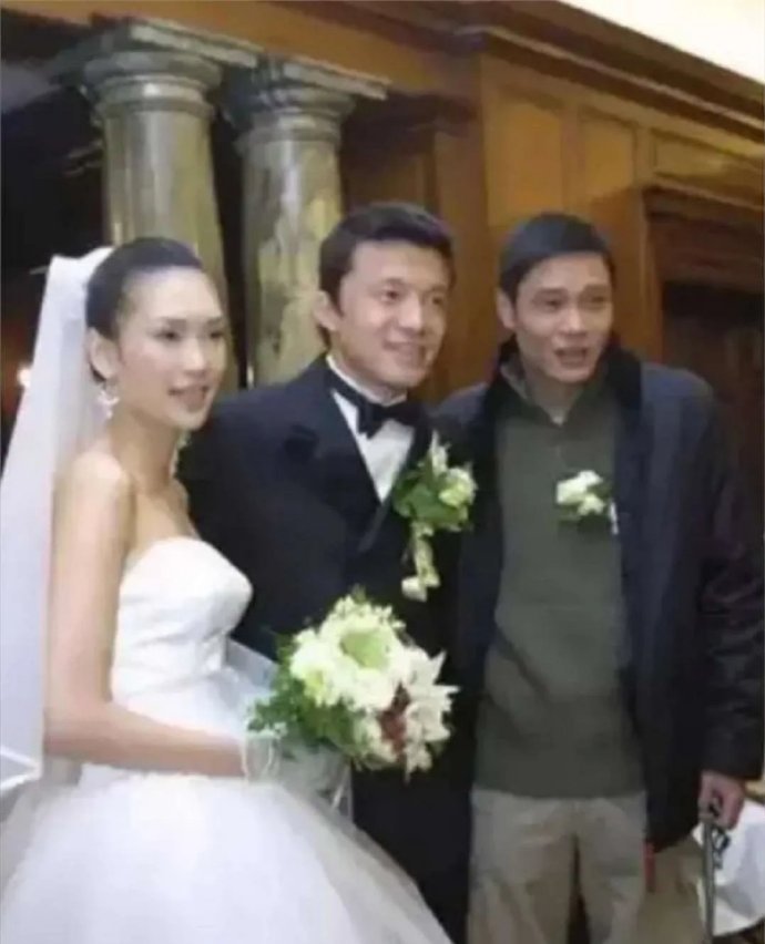 20年前他们参加了彼此的婚礼20年后，他们仍然参加彼此的婚礼