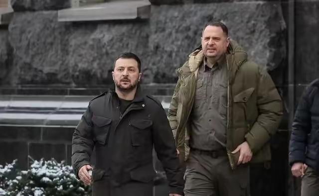 一边是亲信被彻底清退的权力崩塌，一边是美国明谈和平暗搞政权洗牌，泽连斯基的总统宝