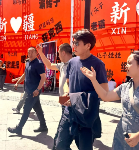 靳东现身新疆大巴扎，近视镜和墨镜随环境切换