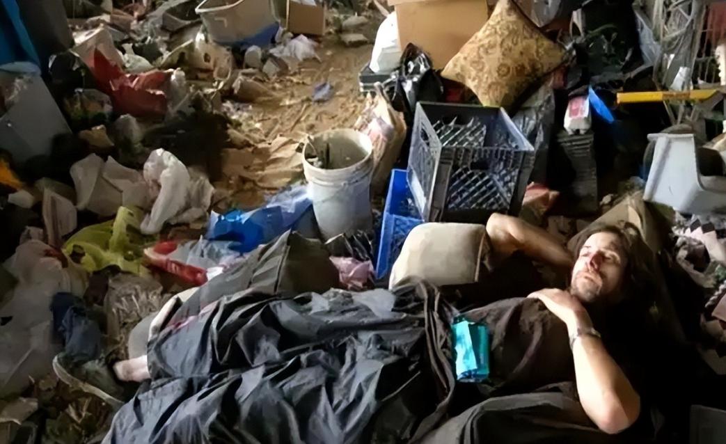 美国正在“清除”自己的人民。不是用子弹，是用一条冰冷的“斩杀线”。跌下去，就再也