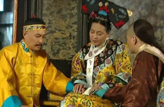 1724年，46岁的雍正翻牌子，手一抖翻到了48岁齐妃的牌子，太监忙咳嗽了一声：