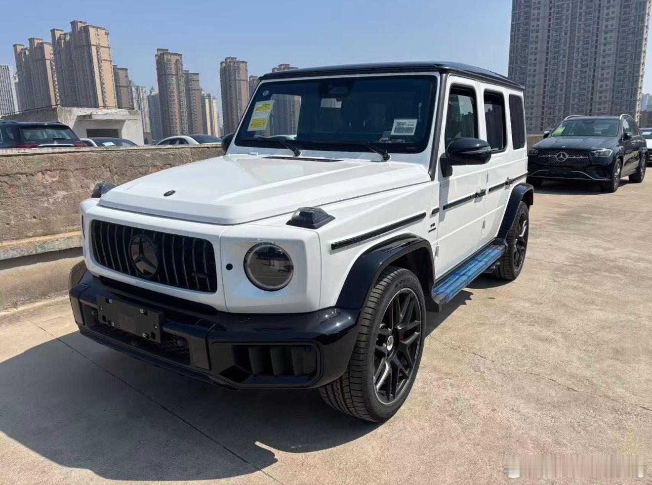 奔驰G63白色孟加拉红（957）➕黑色车顶18000➕碳纤维方向盘123