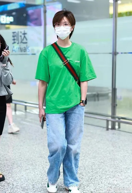 万茜剪了短发真时髦绿色T恤配牛仔裤，简约清爽又利落！​​​