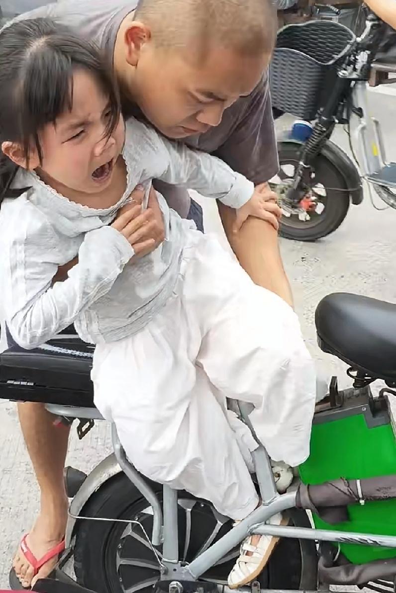 孩子这脚也不知怎卡进去的，疼的一个劲的喊爸爸，爸爸怎么弄，脚还是紧紧的卡在里面出