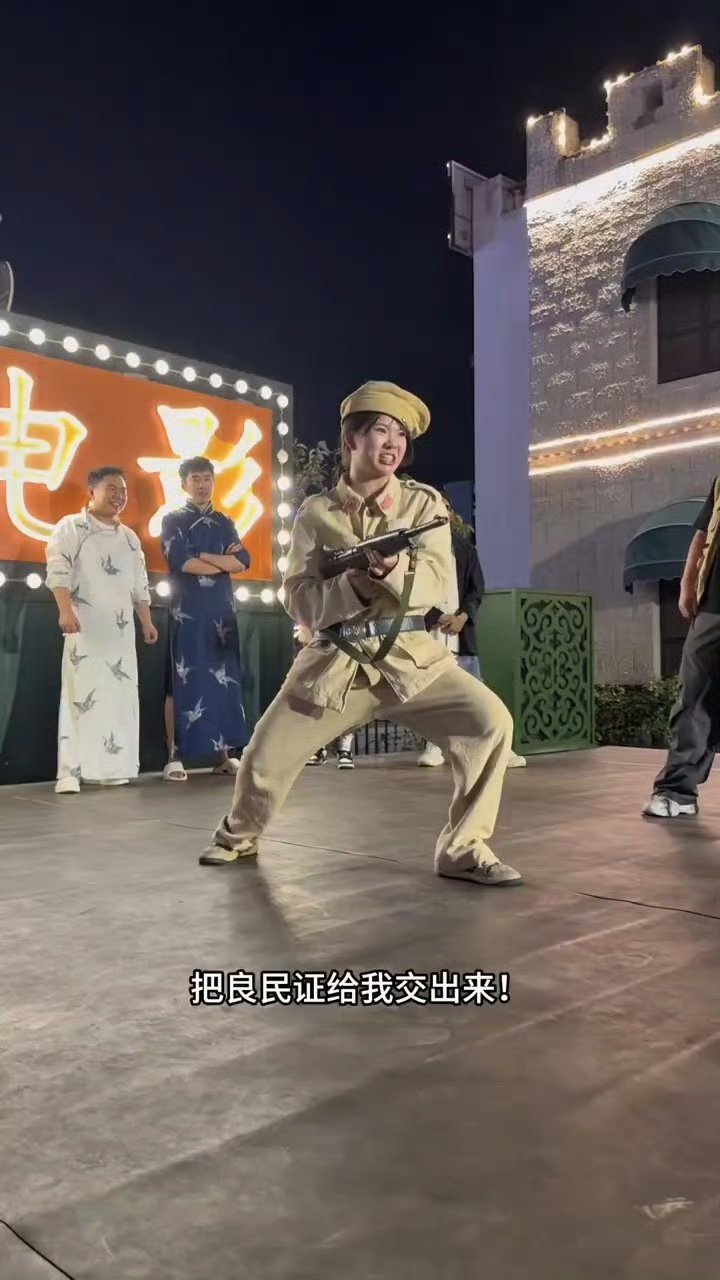 大学生勇闯横店跑龙套大学生这美丽的精神状态，在横店依旧抽象哈哈哈[doge][doge]