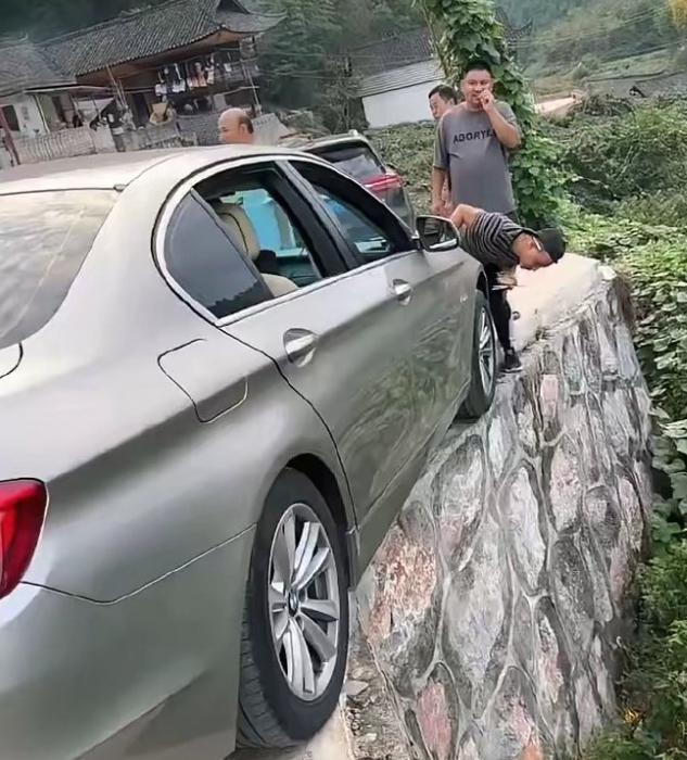 上海夫妻去云南自驾游，路上等了前车约30秒，丈夫就说了一句：“想啥了？这么停！”
