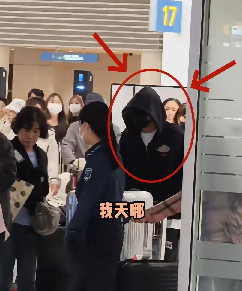 笑死！韩国顶流男偶像被“捉奸在机场”，粉丝围着他大骂“狗崽子”，这场全球“捉奸”