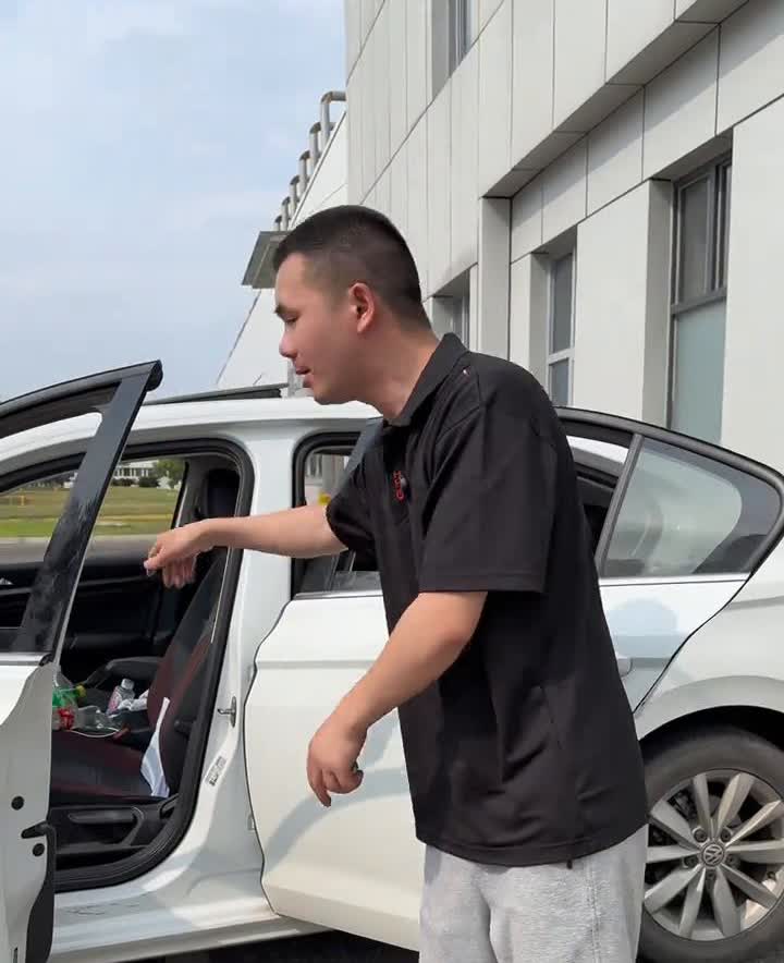 汽车暴晒后该怎么开汽车空调？夏天汽车在太阳里面暴晒过后，这里面的温度有六七十