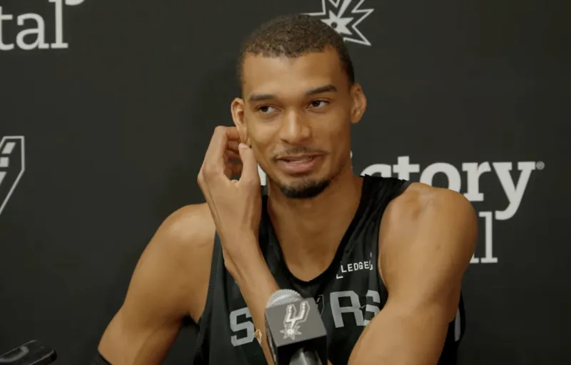 近日，马刺球员维克托-文班亚马接受了记者采访，谈到了马刺首轮将对阵开拓者。文