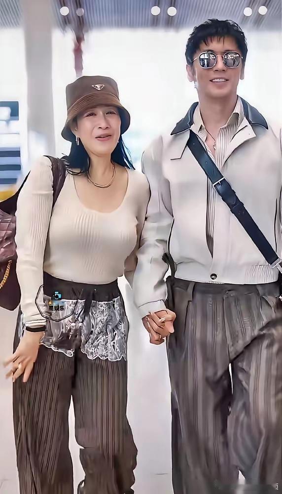 钟丽缇和张伦硕站一起像母子​