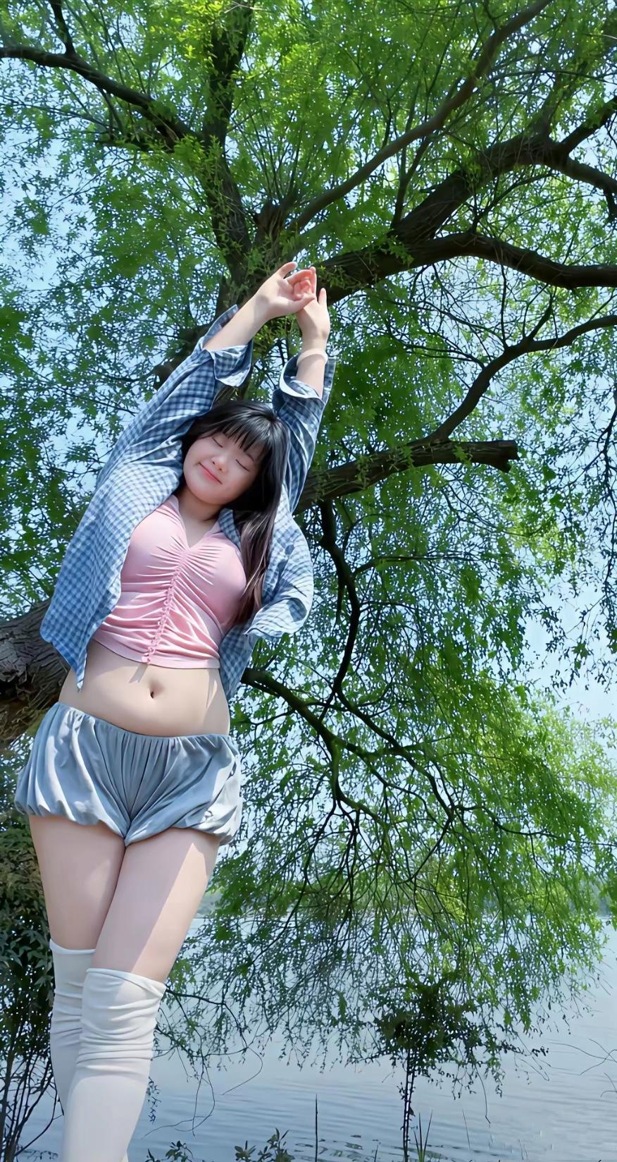 夏末倒影（现代诗）水悠悠地揽住影子仿若揽住一句未道尽的情话树依旧葱翠