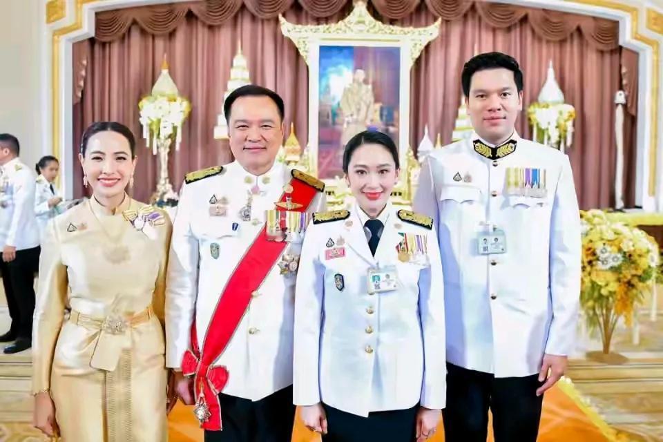 两任总理合影，阿努廷妻子笑靥如花，挺有女人味的。佩通坦丈夫身材高大面相忠厚，又君