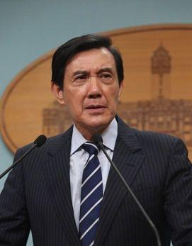 马英九口口声声拥护统一，但自台独分子李登辉下台后，前有‌连战‌，后有‌吴伯雄‌、