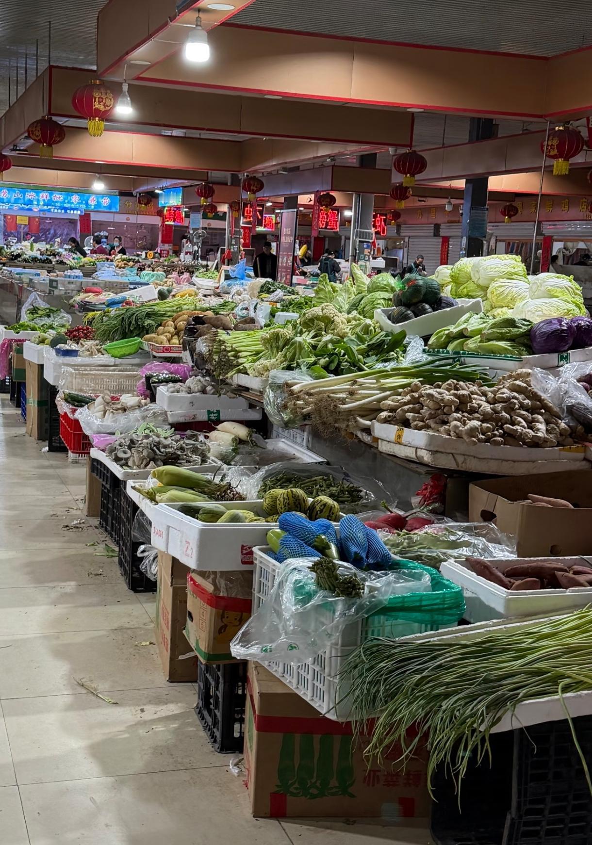 去菜市场，问价格，卖菜的阿姨都会看你一眼，犹豫一下再报价，估计是又被抬价了，这种