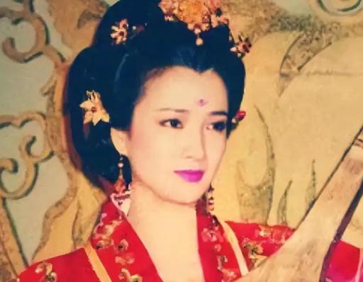 公元976年，宋太宗多次强留小周后在宫中。为保全丈夫，小周后每次都闭目泪眼承受。