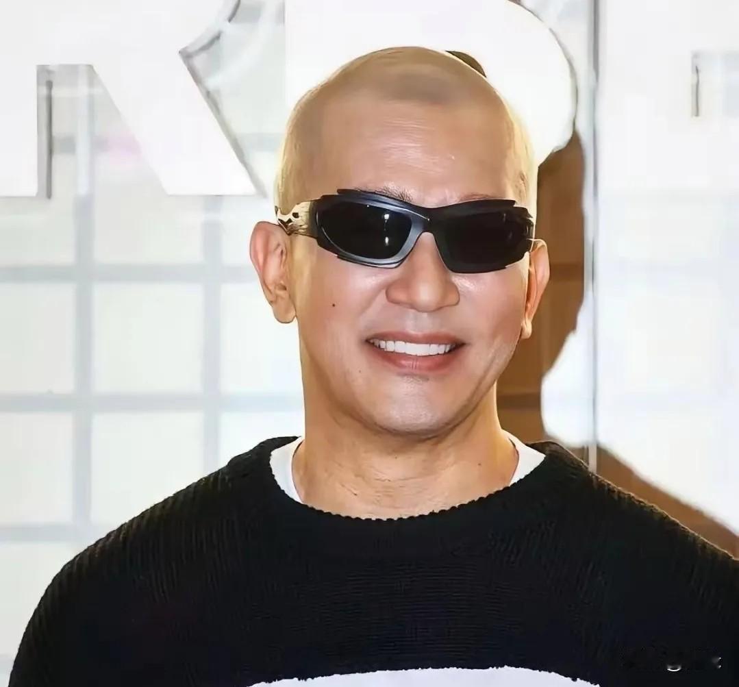 很奇怪具俊晔竟然没有陪同丈母娘和小姨子，一起跨年。按照惯例，S家只要有重要场合