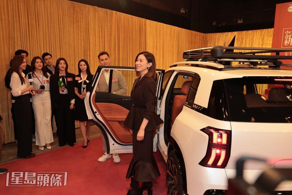 新闻女王2丨佘诗曼帮许绍雄筹备身后事揭契妈忧老豆离开不获理会：呢啲时间好需要支