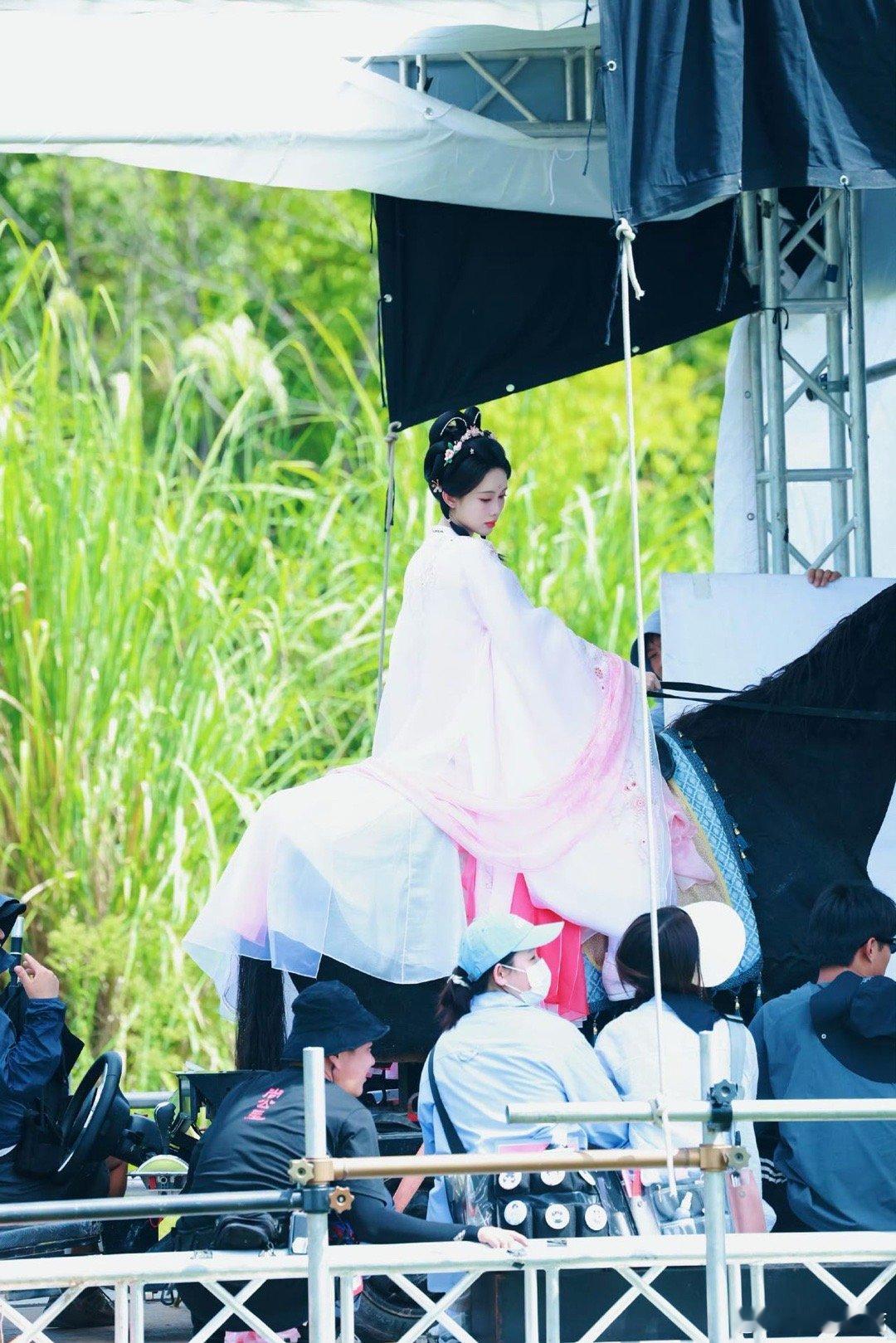 黄薇尚公主妆造孟子义《尚公主》造型审美在线！唐妆有韵味，现代感造型亮眼，每套
