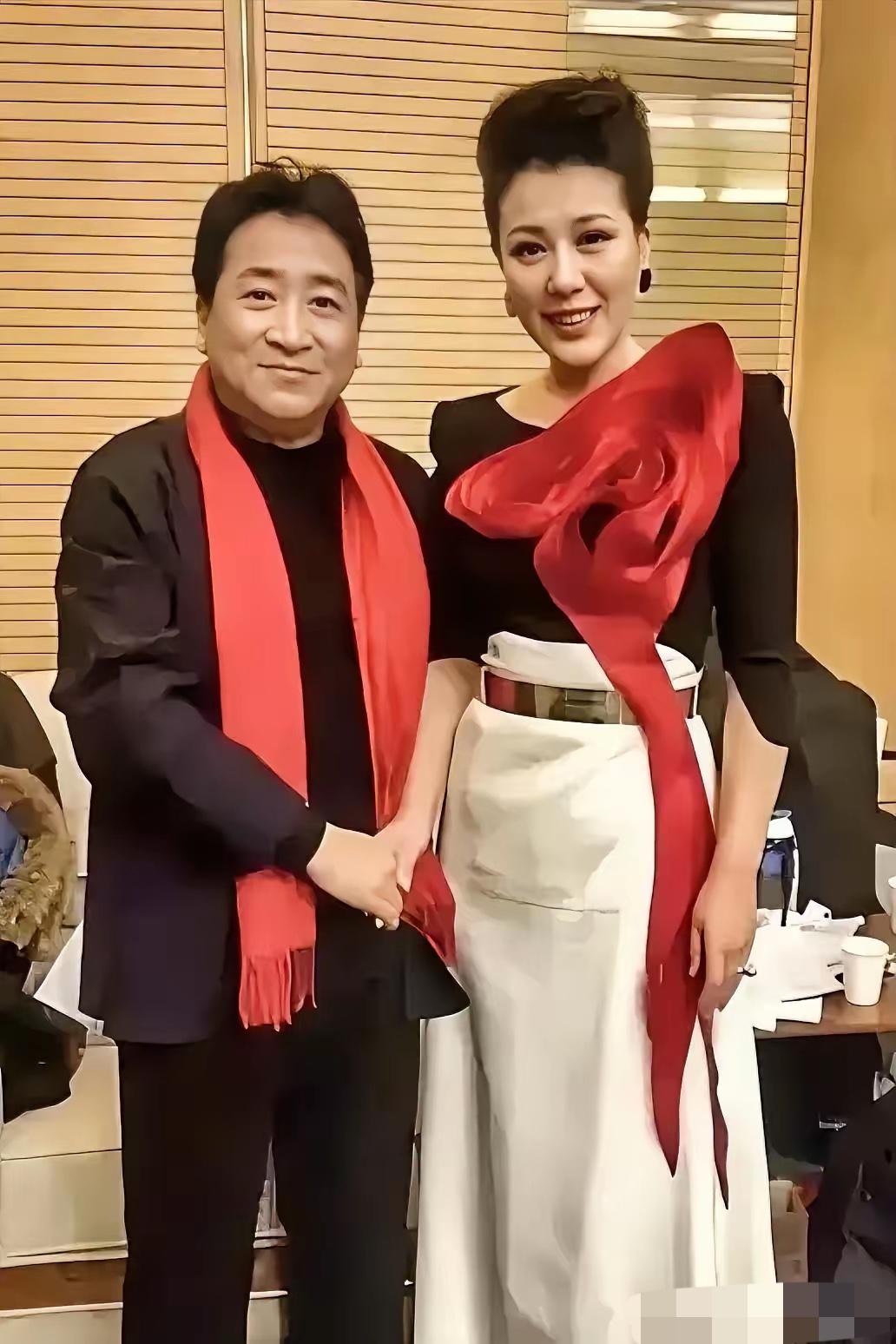 姜昆老师我认识，可是他身边的美女是谁？个子高挑，美丽大气，是不是他老婆？