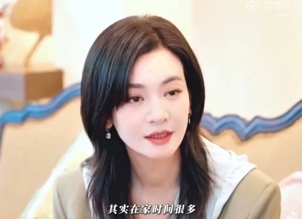 李晟说：没参加《乘风》之前，我在家有很多时间的。我会用这些时间去学习，跳舞，钢