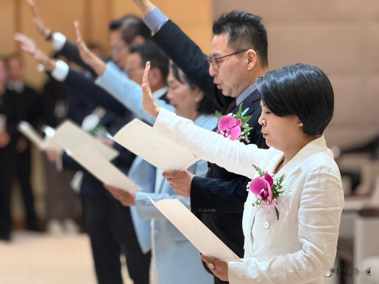 今天民众党第十一届轮换立委就职，岁数最大的是陈昭姿，69岁；最年轻的是邱慧洳，5