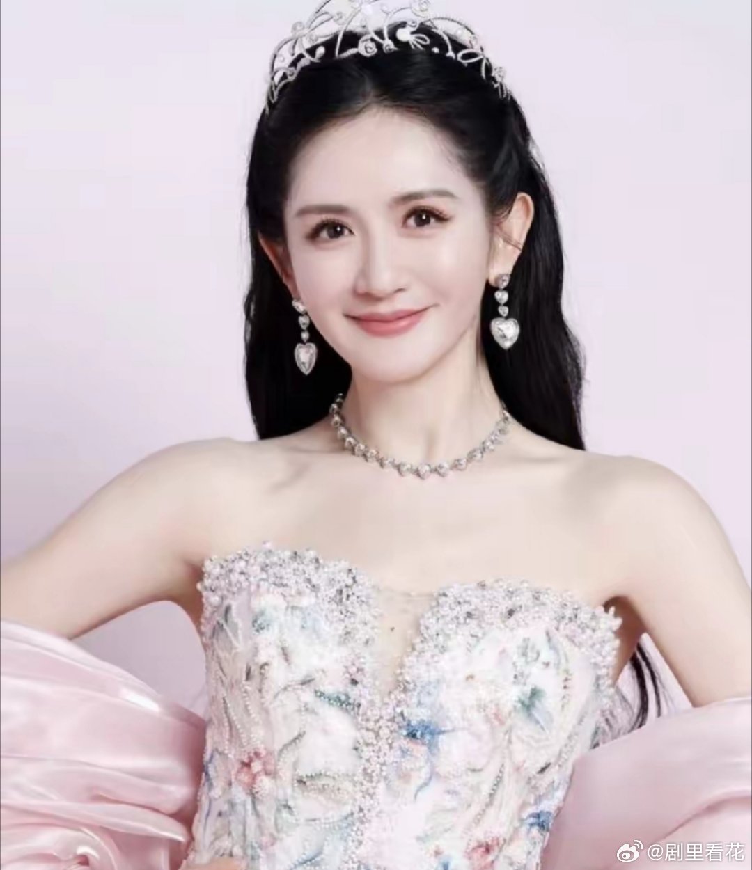 谢娜取消北京演唱会这事儿，太不明智了，怎么可以因为路人的几句话，就取消了呢？刚刚
