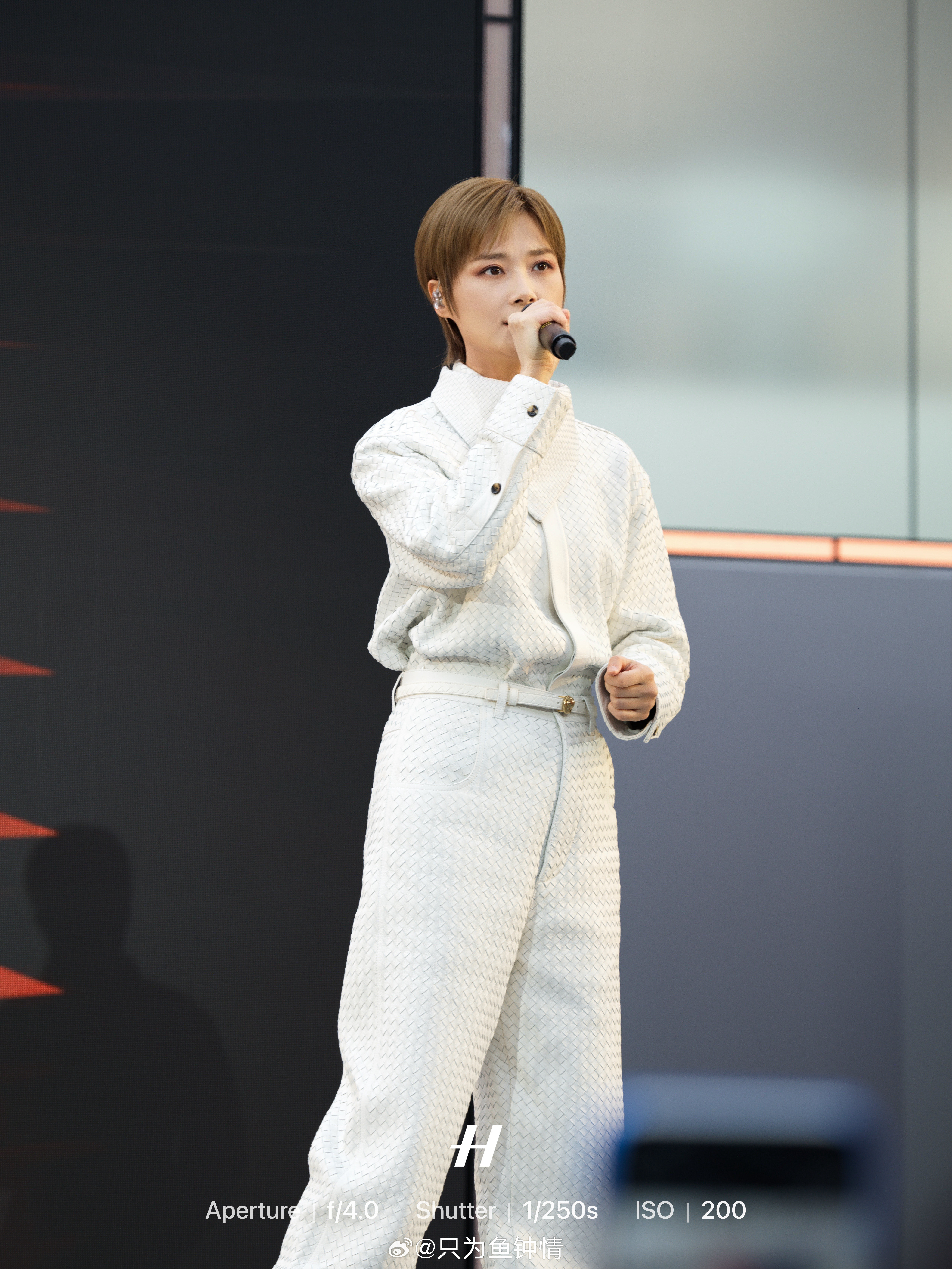 库克指了指李宇春欢呼鼓掌李宇春参加苹果50周年庆苹果50周年庆现场，李宇春魅力