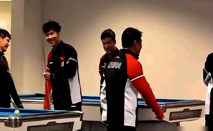 王皓笑得眼睛都没了！谁敢信，国乒男队主教练，能被徒弟逗成这样？多哈球星挑战赛