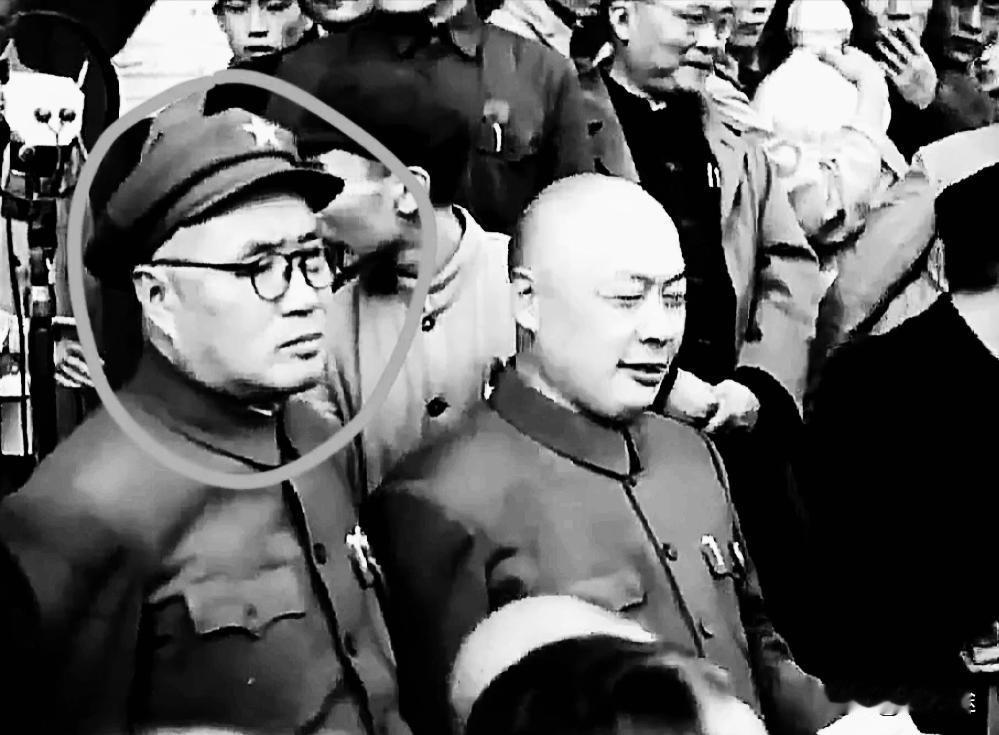 开国大典前的瞬间画面,有一个元帅,表情凝重,他是谁?为什么?开国大典那天,