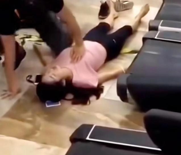 “这是猥亵，太恶心了！”健身房内，一位身材窈窕的女士穿着瑜伽服锻炼时突然晕厥。