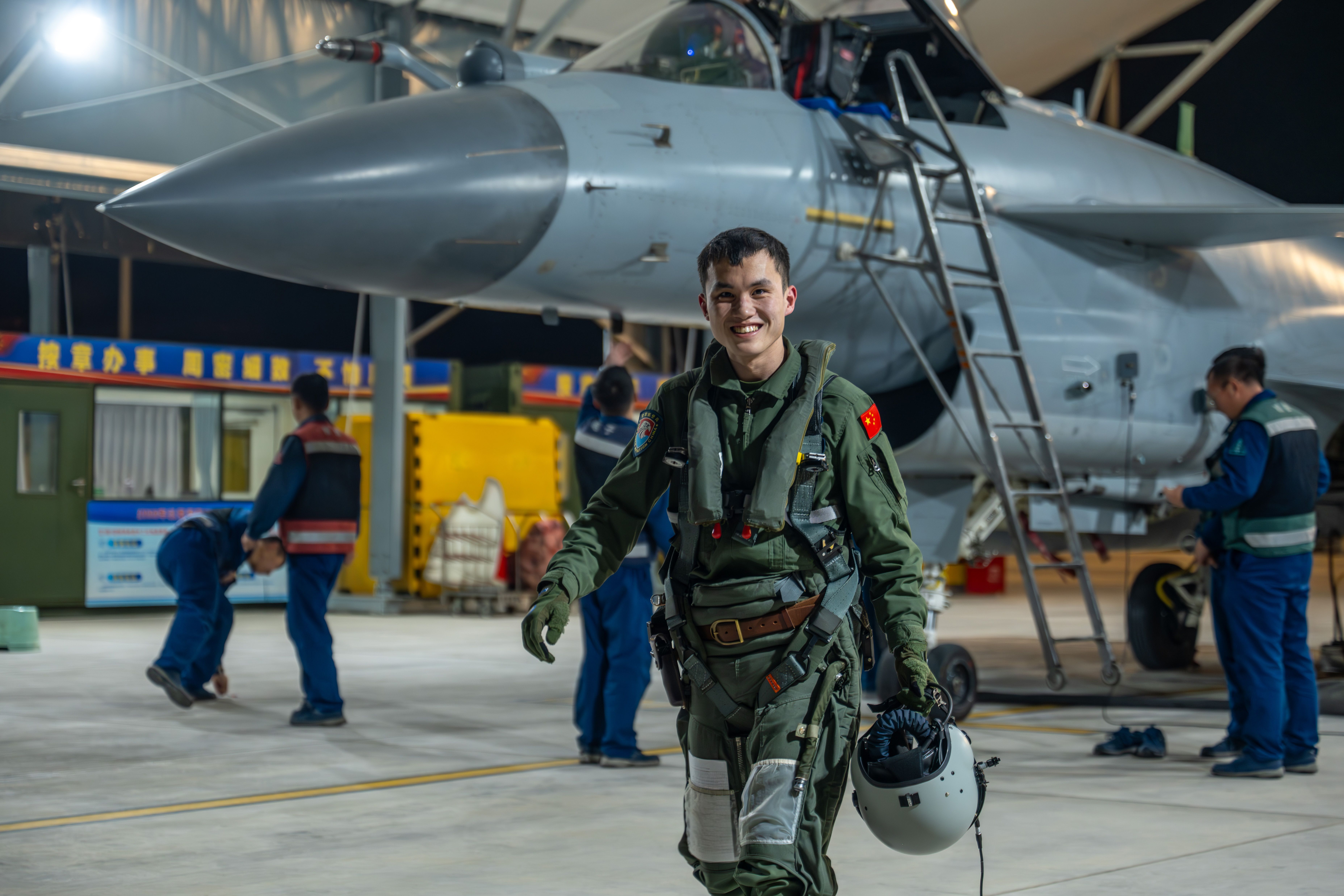 超高清图：南部战区空军航空兵某旅飞行员张睿在训练中取得不错战果，走下战机，看到大