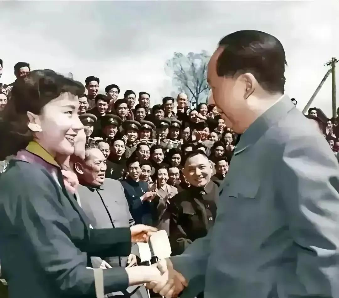 毛主席接见影视明星夏梦时的合影！哎，你瞧这张老照片，毛主席和那位大明星夏梦的合
