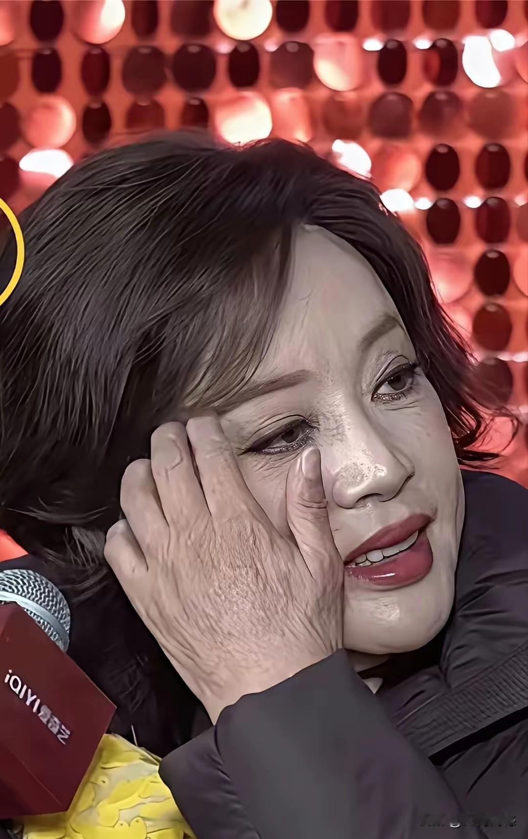 刘晓庆的这只手，确实感觉老了，年轻人的手不会是这个样子的，据说手是最难保养的，也