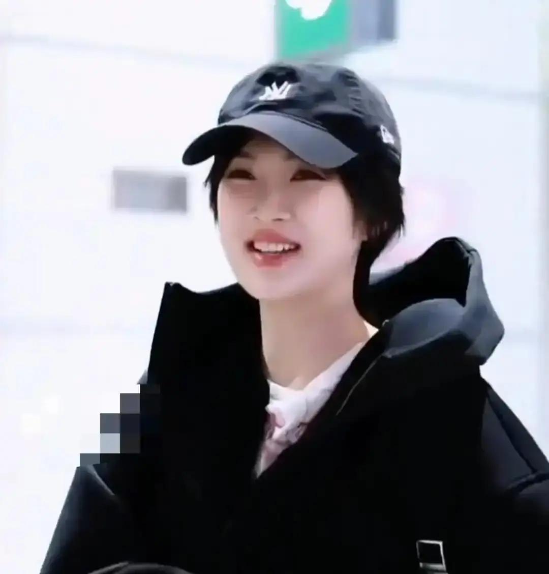 人均200块，买通整个剧组姚安娜杀青后没走，每天请全组喝咖啡。一杯28块，