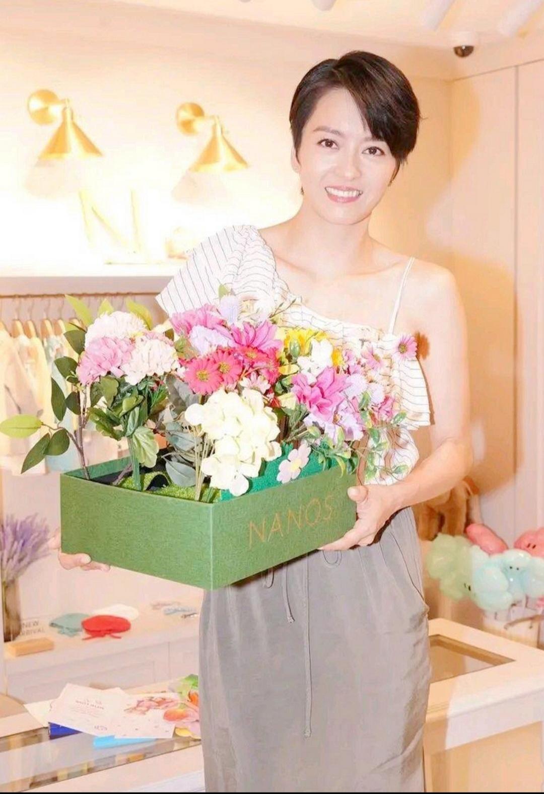 她们是香港短发的三大美女，个个都美的无可挑剔。