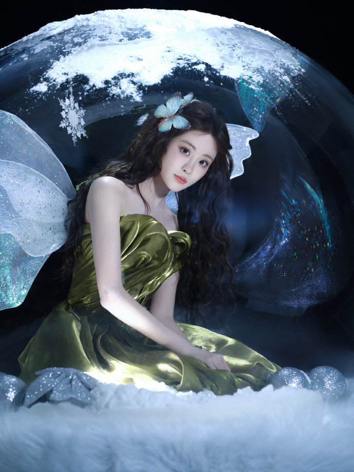 祝绪丹水晶球蝴蝶祝绪丹尖叫之夜造型，绿裙披发蝴蝶发夹，飞进童话书水晶球里的小蝴