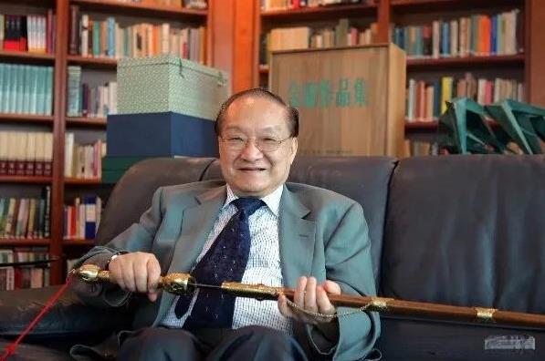 金庸先生94岁去世，但是48岁时就已经封笔，不是他江郎才尽，而是因为香港经济发展
