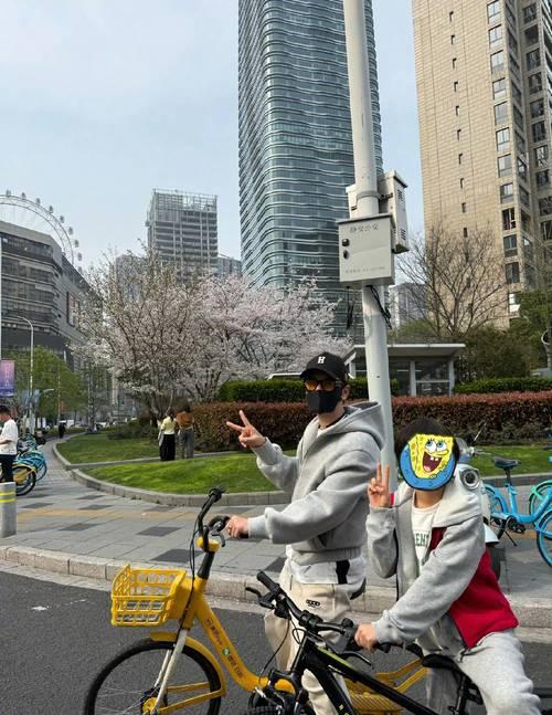 4月5日，黄晓明就带9岁儿子骑行上路引发争议公开道歉。他坦言假期亲子骑行疏忽法规