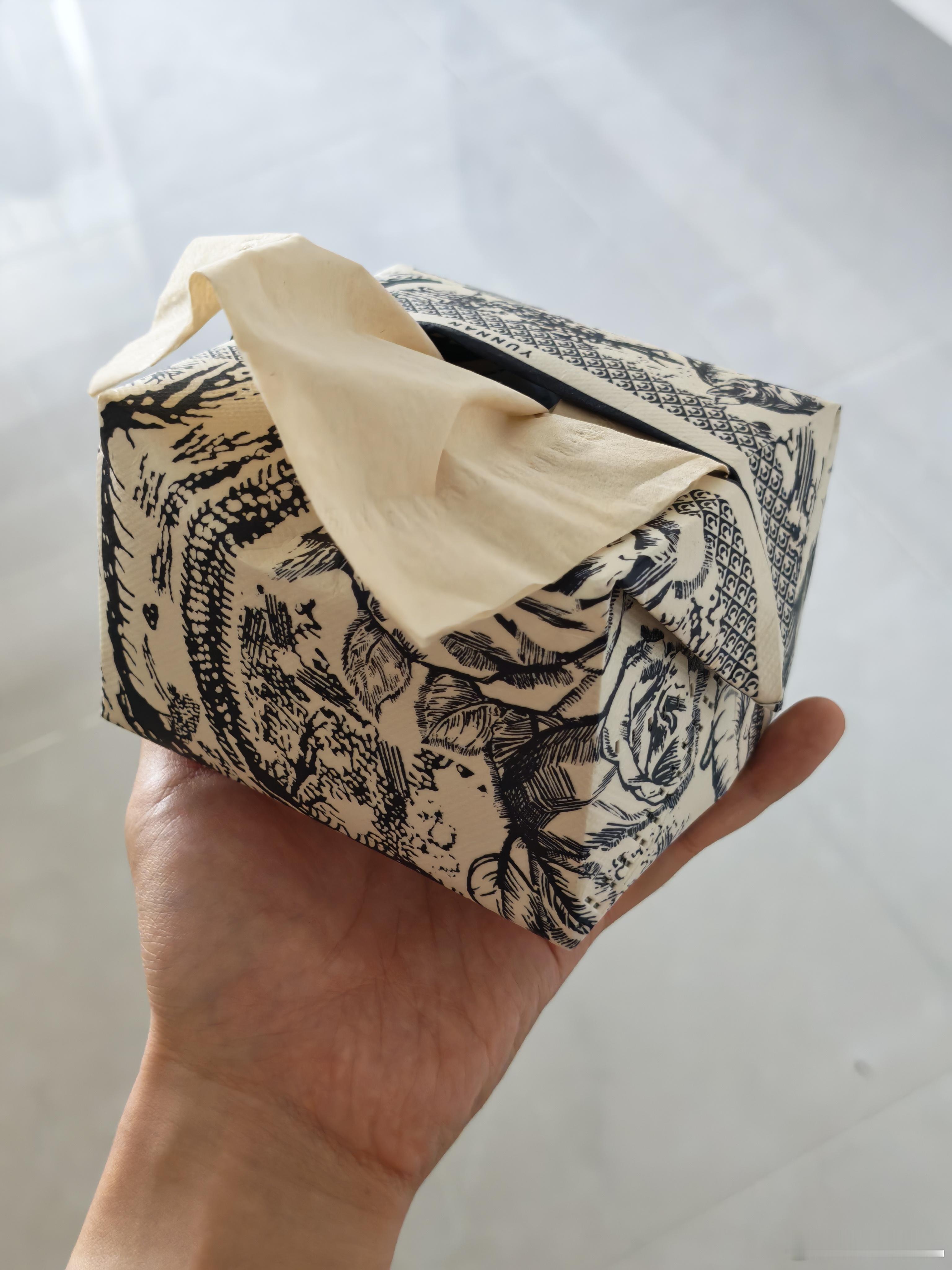 奶茶袋子挺适合做纸巾盒尤其是国风设计的那个[墨镜]​​​