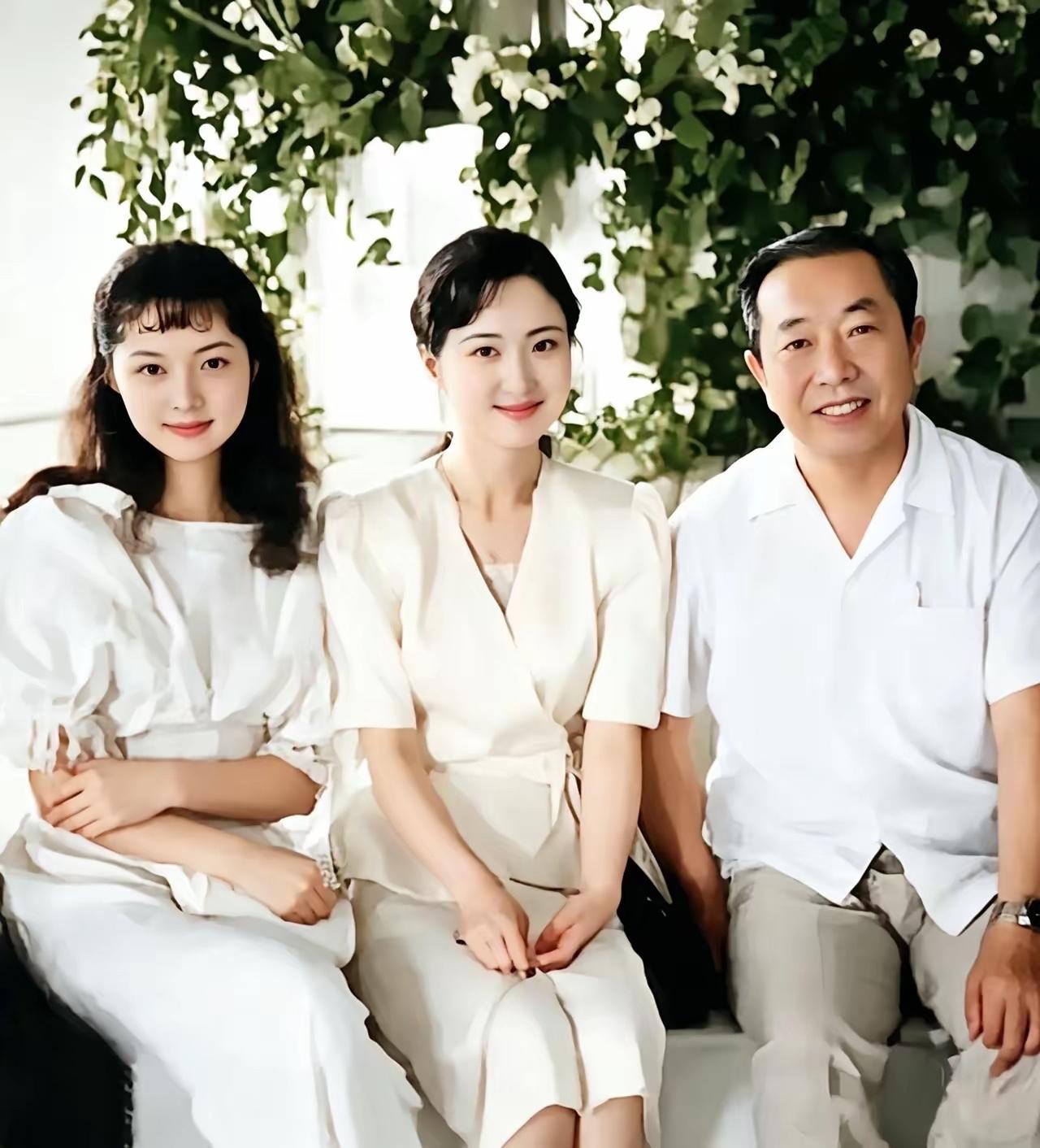 不是我吹，如果认识她们两位大明星，说明你已经老了，最少也是老爷爷、老奶奶了