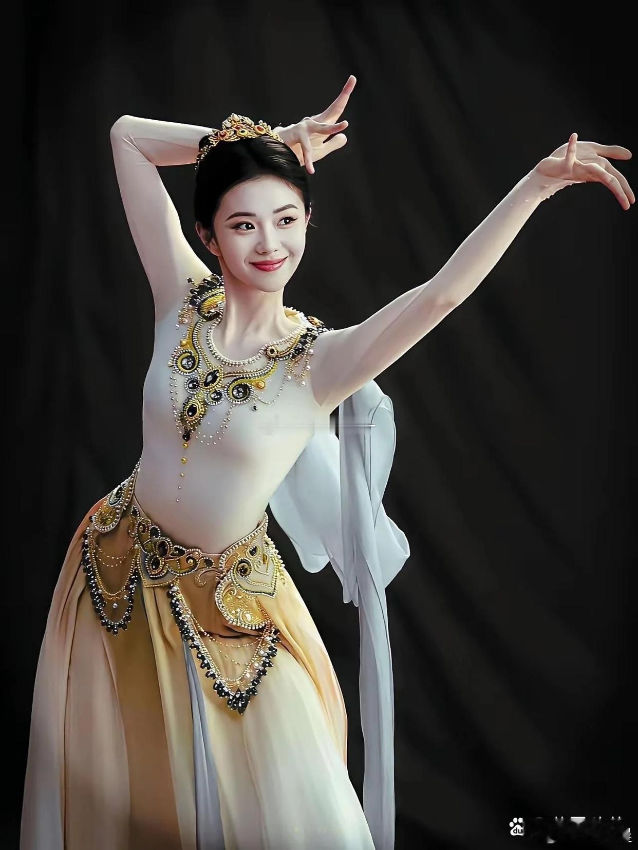 刘浩存演绎敦煌舞氛围感绝佳，独特气韵浑然天成，宛若从古壁画中走出的仙子。