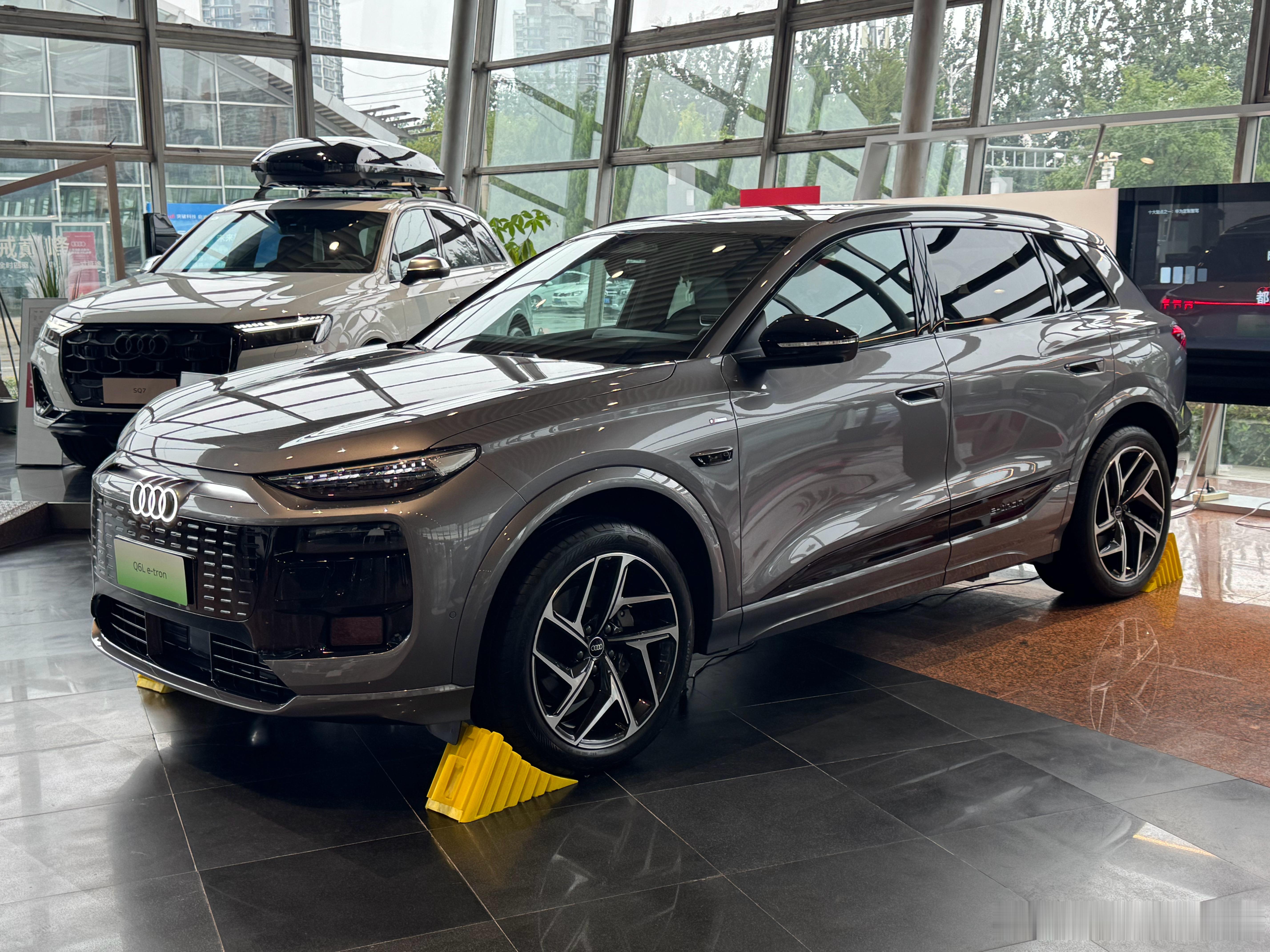 店里看了下奥迪Q6Le-tron，空间、座椅、内饰设计都在线。让我惊讶的是，这