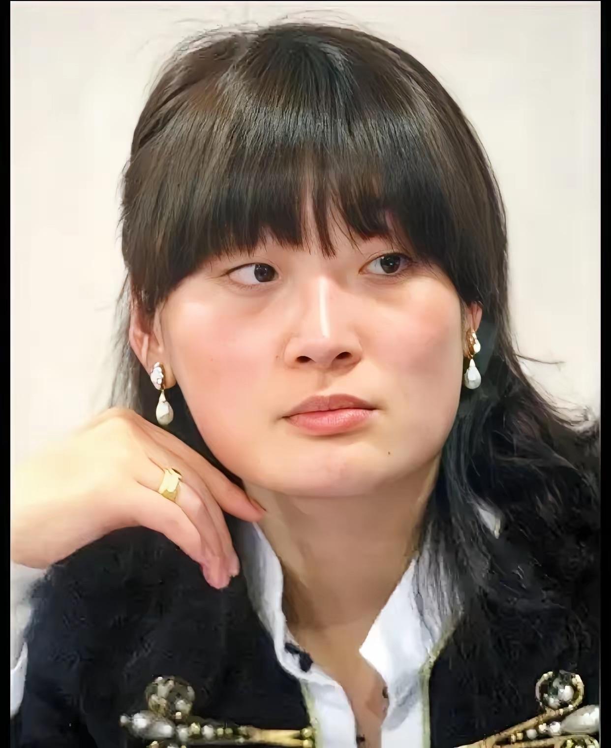 网上有人说，宗馥莉的能力撑不起她的野心而已，以为喝了点洋墨水，在国外镀了镀金，就