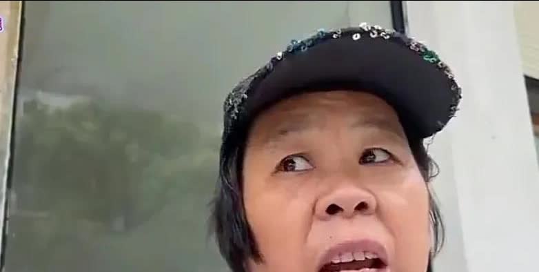 这个时代是坏人变老了，还是老人变坏了？一位穿着得体膀大腰圆的老太太，把一碗面吃光