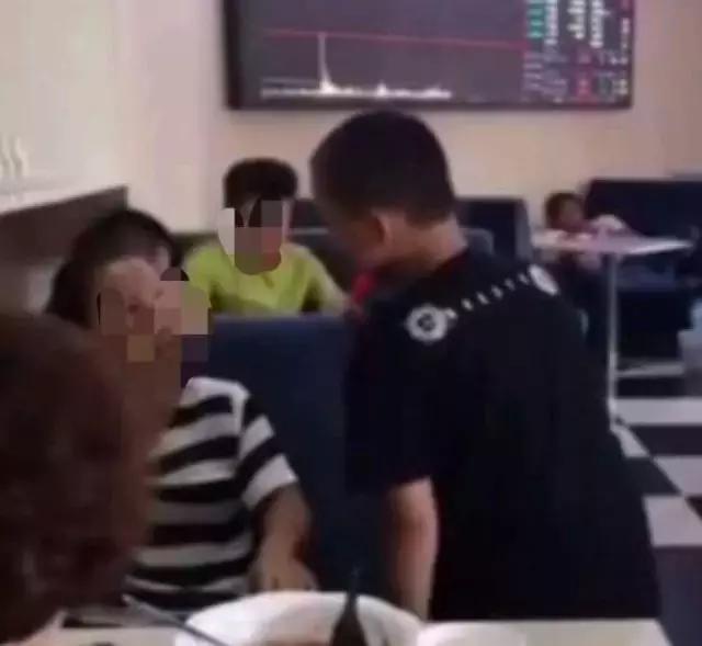 12岁男孩当众死掐妈妈脖子: 别在该管孩子的时候和他做朋友