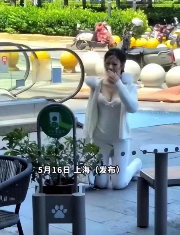 满眼失望！上海街头女子卑微下跪挽留，男子全程冷漠视而不见全网热议上海街头这一