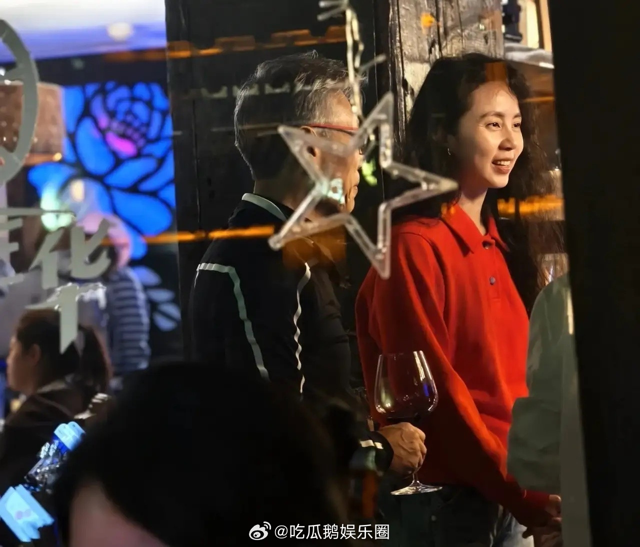 孙莉和黄磊现身乌镇戏剧节，她真的好漂亮，很惊艳的美！有一说一，她是幸福的，快50