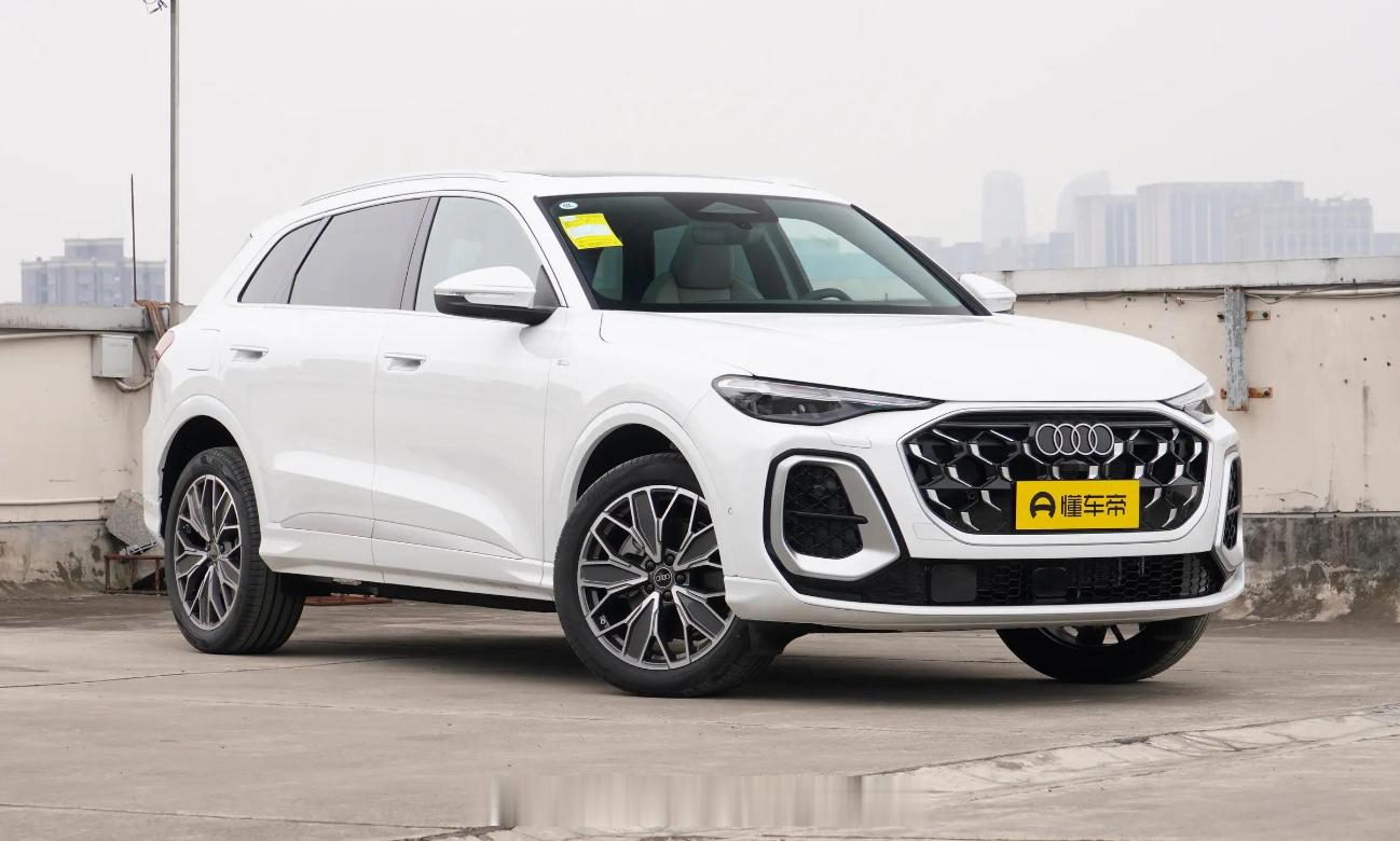 全新奥迪Q5L实车图曝光，新车搭载了第五代EA888发动机，采用了内嵌式的门把手