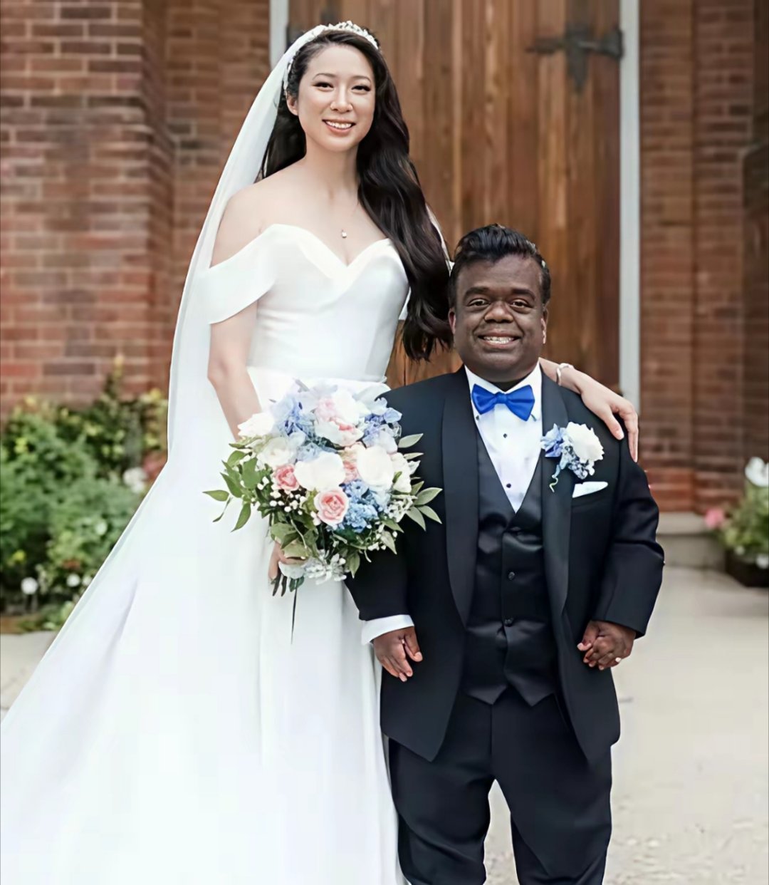 1米6几的印度籍华人嫁给1米2几的印度人。