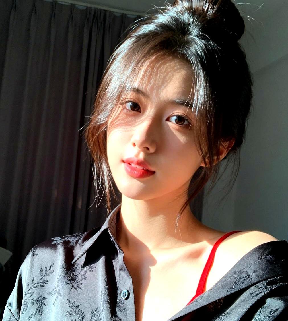 女生对你有意思时，身体比嘴诚实100倍！她以为自己藏得特好，其实破绽早漏完了。